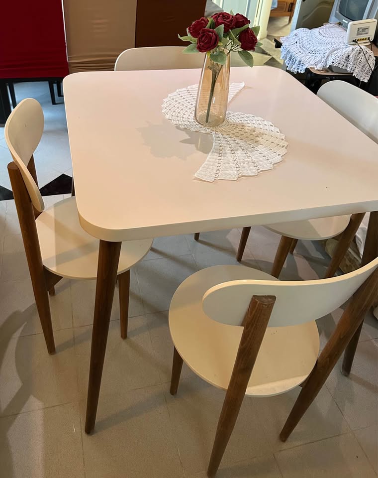 chaises-scandinaves-blanches-pieds-bois-sousse