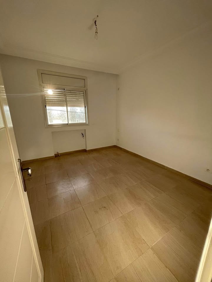 chambre-avec-fenetre-pvc-appartement-gammarth