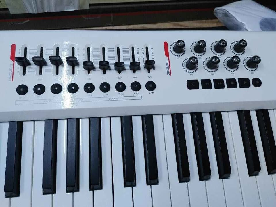 controller-midi-usb-midi-in-out-axiom-pro