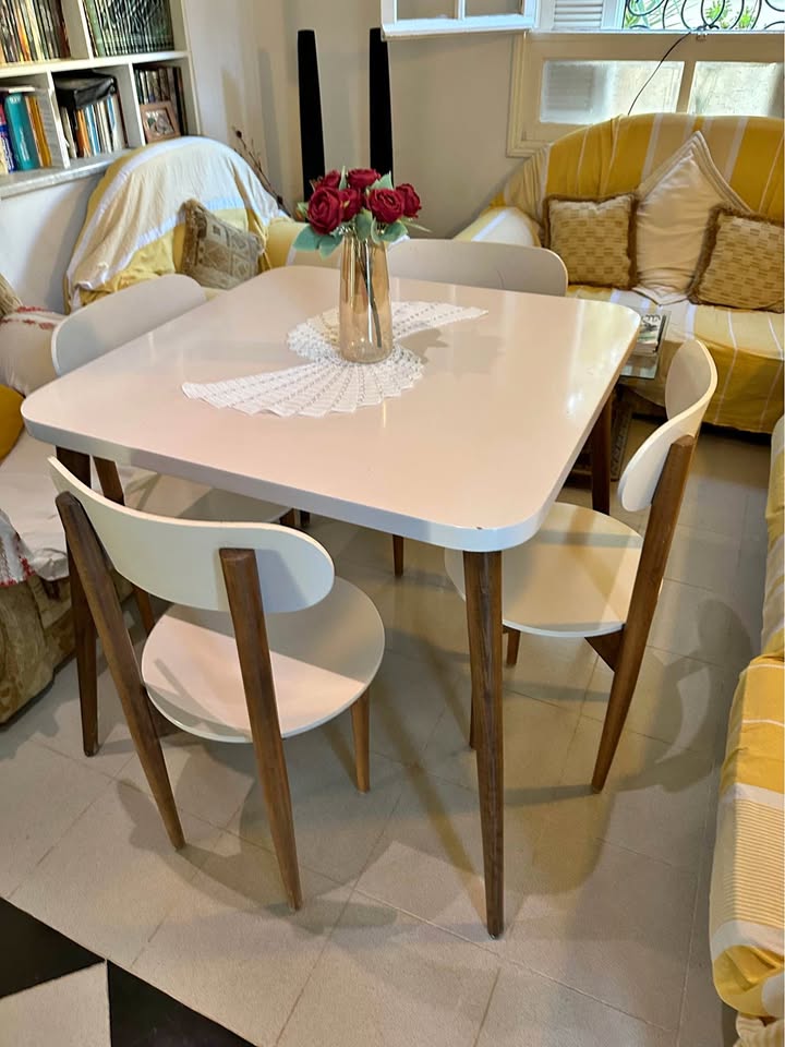 ensemble-scandinave-table-90×90-4-chaises-sousse