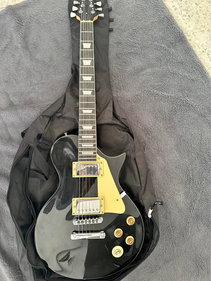 guitare-electrique-les-paul-noire-sayada