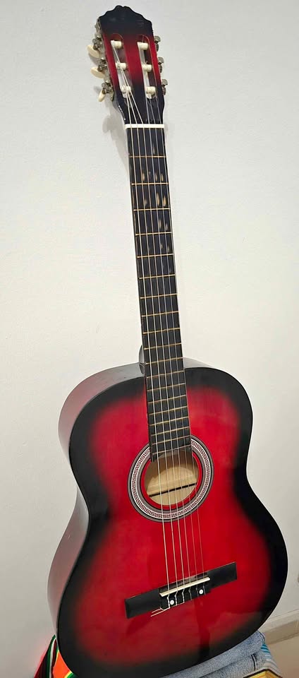 guitare-meg-vue-avant-table-rouge-noir