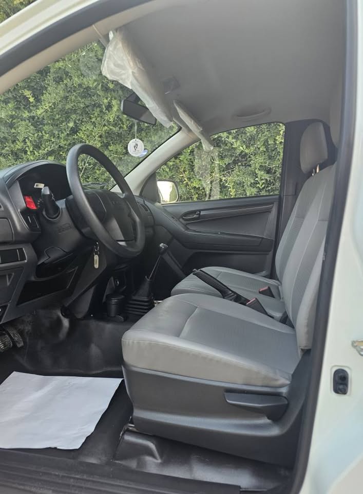 isuzu-dmax-interieur-propre-sieges-etat-neuf