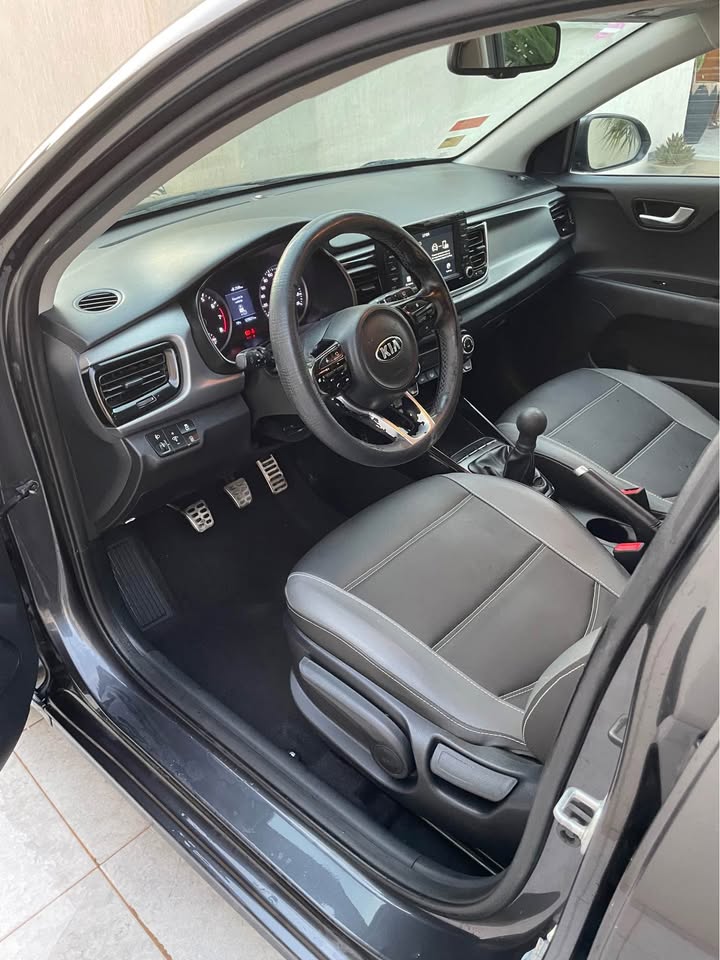 kia-rio-interieur-voiture