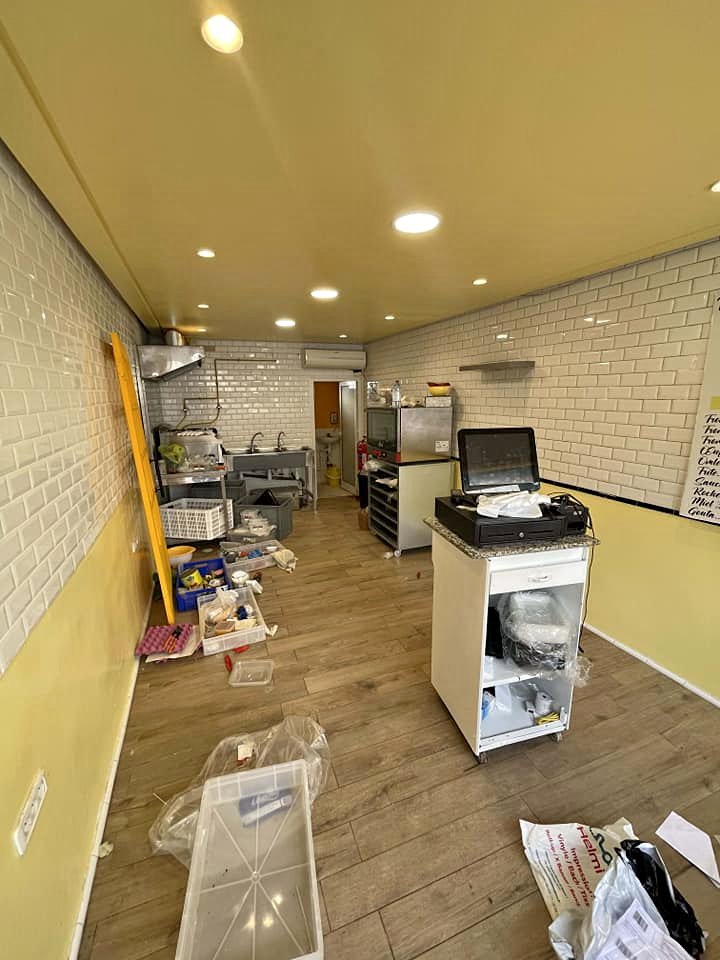 local-commerce-a-louer-menzah-6-interieur-amenage-led