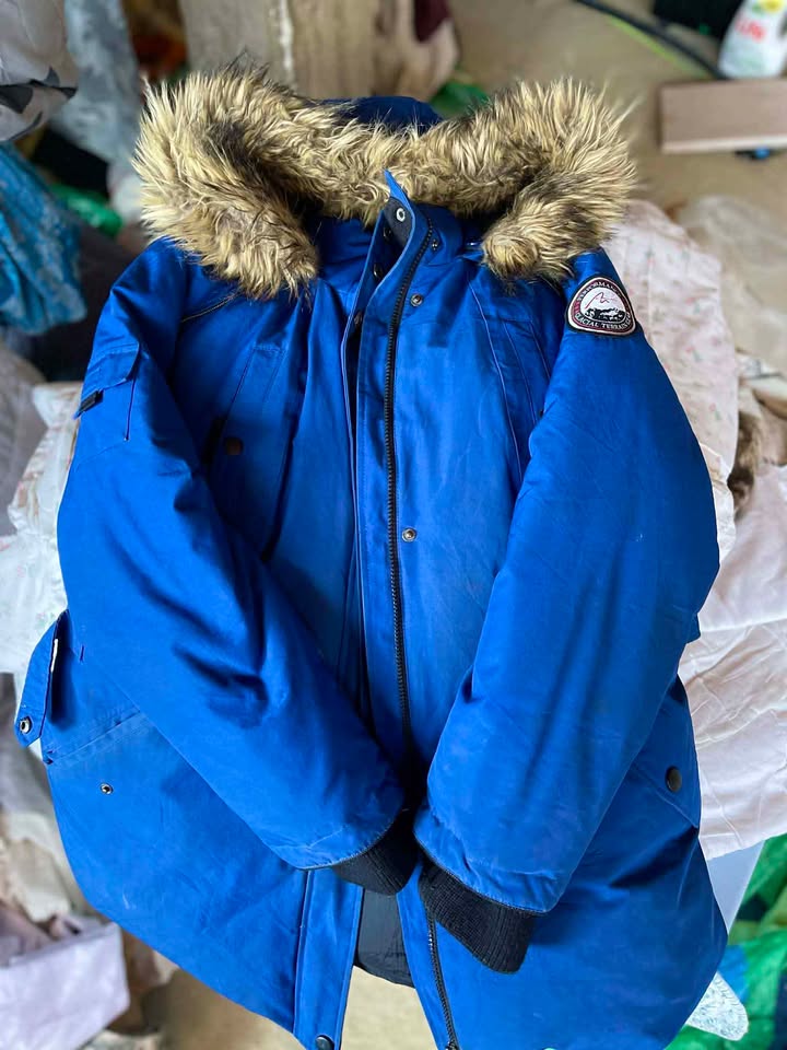 manteau-homme-bleu-capuche-fourrure