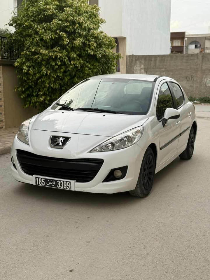 peugeot-207-2011-200000-km-blanche-face-avant