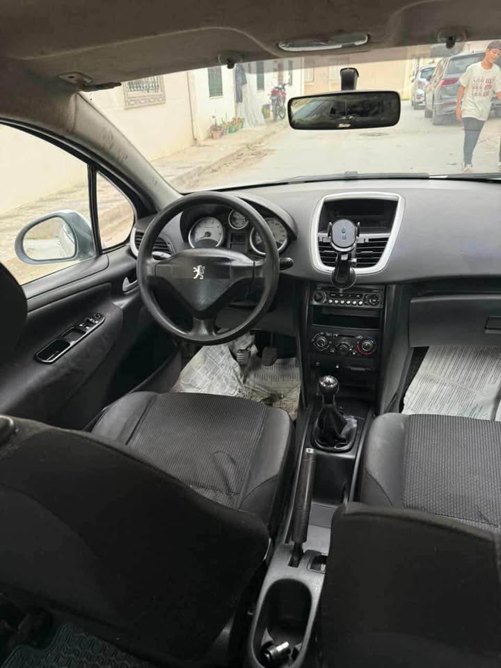 peugeot-207-interieur-volant-tableau-bord