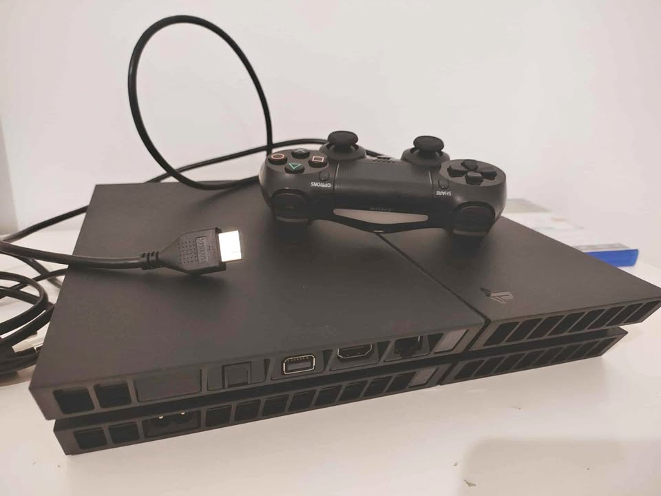 ps4-avec-manette-et-cables