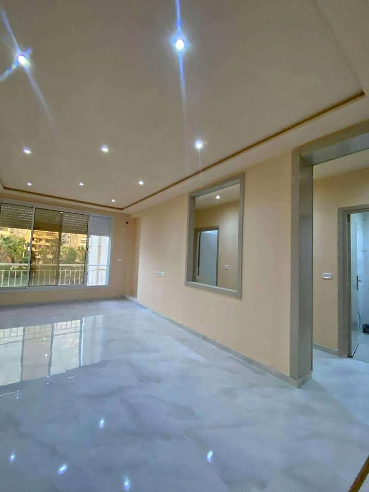 salon-lumineux-avec-faux-plafond-rades