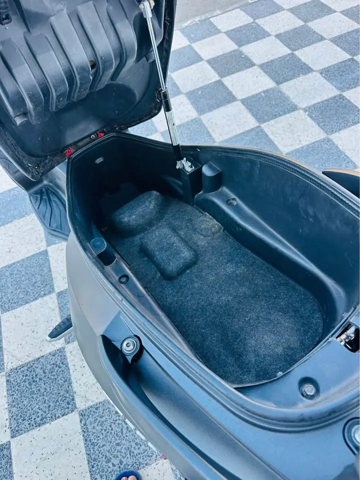 scooter-sym-300-coffre-sous-selle