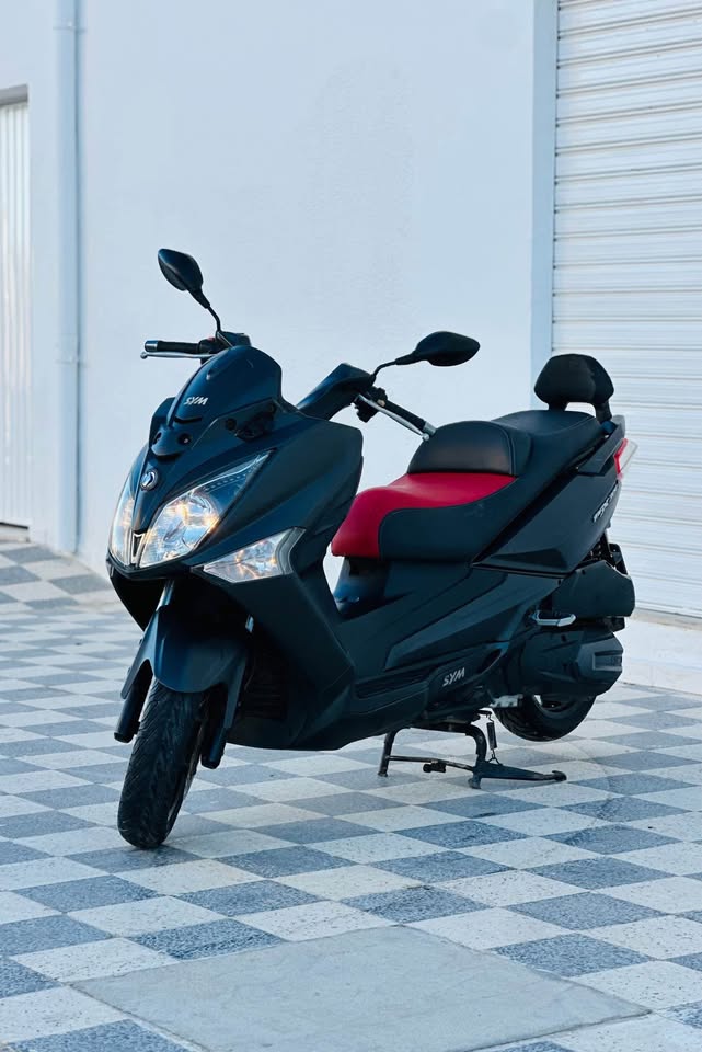 sym-300-profil-droit-selle-bicolore