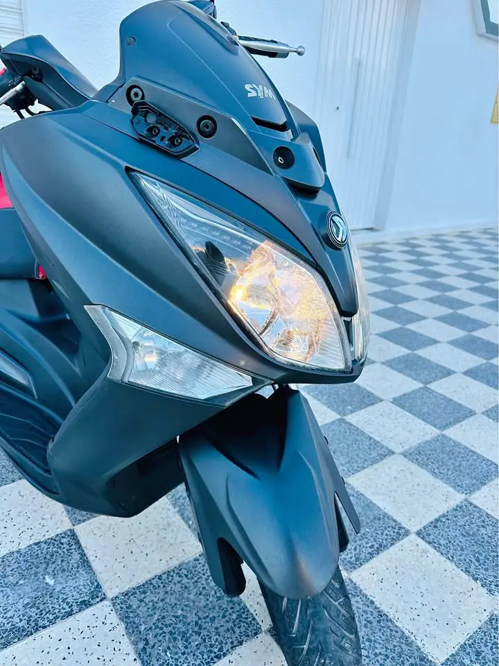 sym-300-vue-avant-phare-double