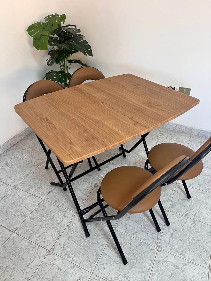 table-pliante-100×80-4-chaises-neuf-sfax