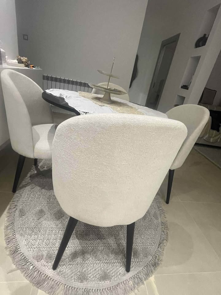 table-ronde-pied-design-4-chaises-tissu-creme