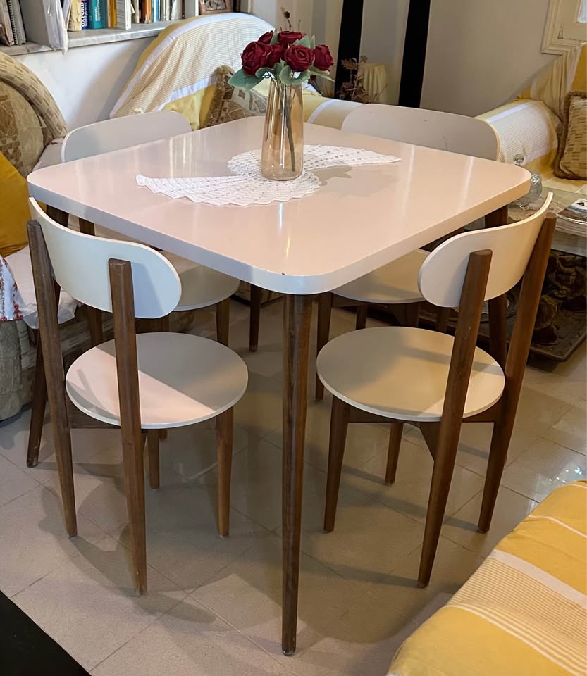 table-scandinave-carree-90×90-hauteur-90-bois-blanc