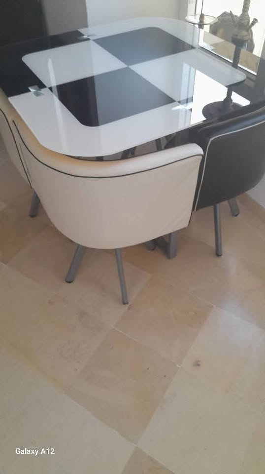 table-verre-carree-moderne