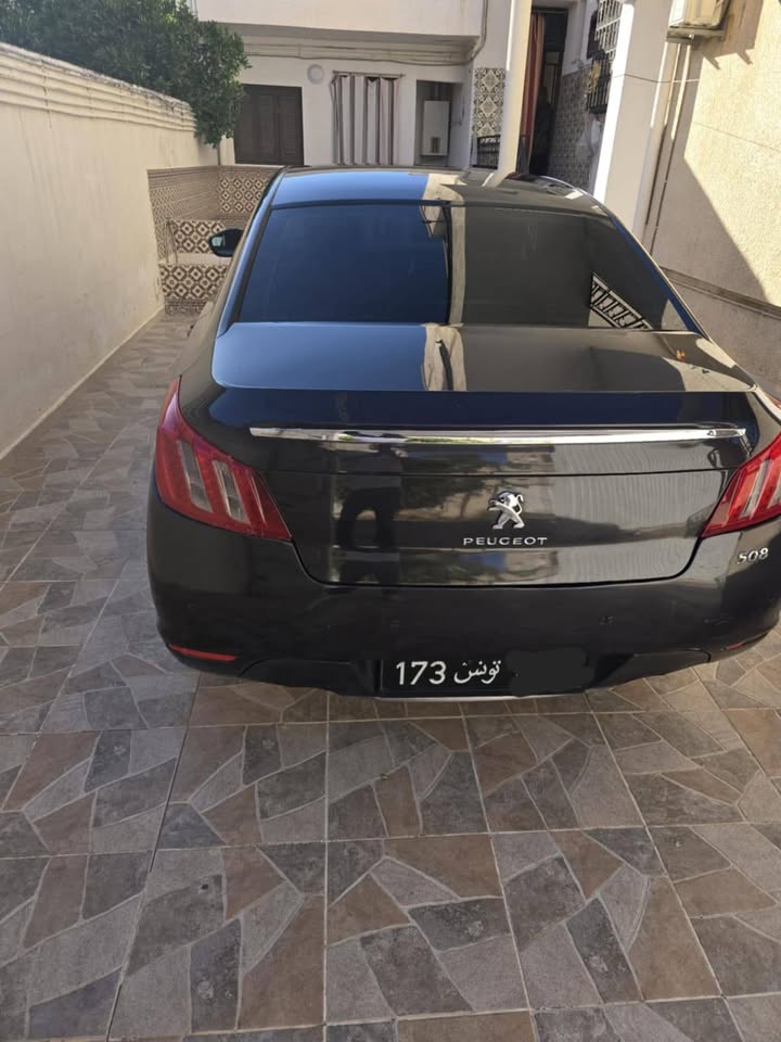 voiture-peugeot-508-2012-arriere