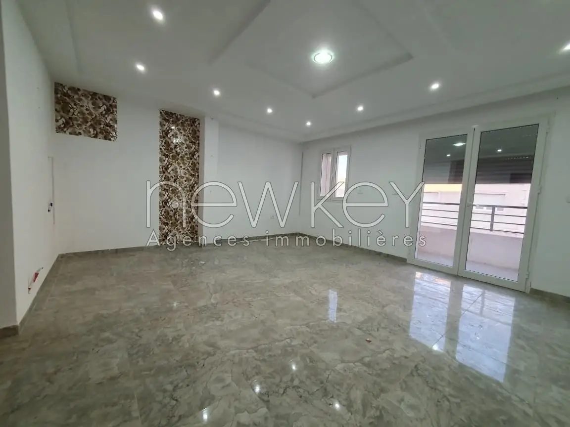 bureau-a-plus-2-aouina-95m-lumineux