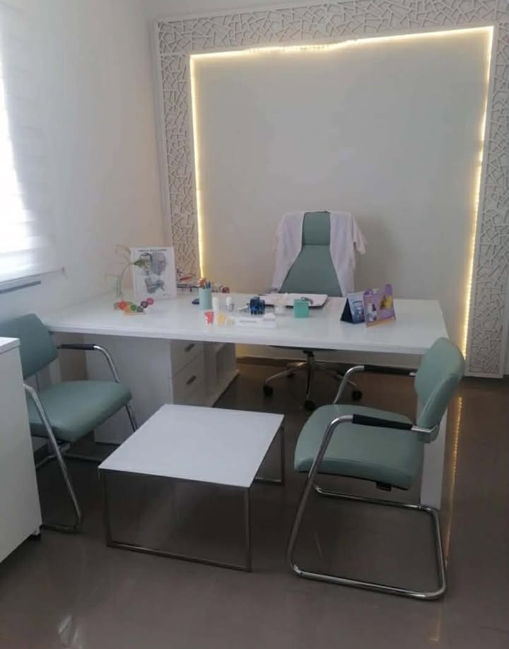 bureau-medecin-avec-retour-et-fauteuil-ergonomique