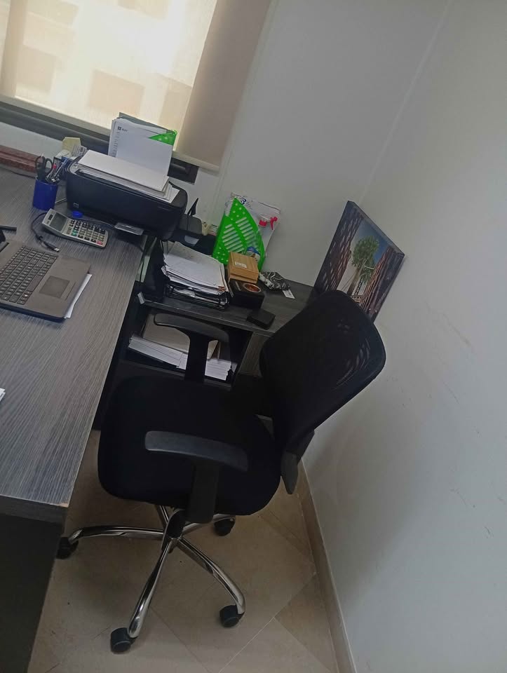bureau-teletravail-avec-fauteuil-roulettes-tunis