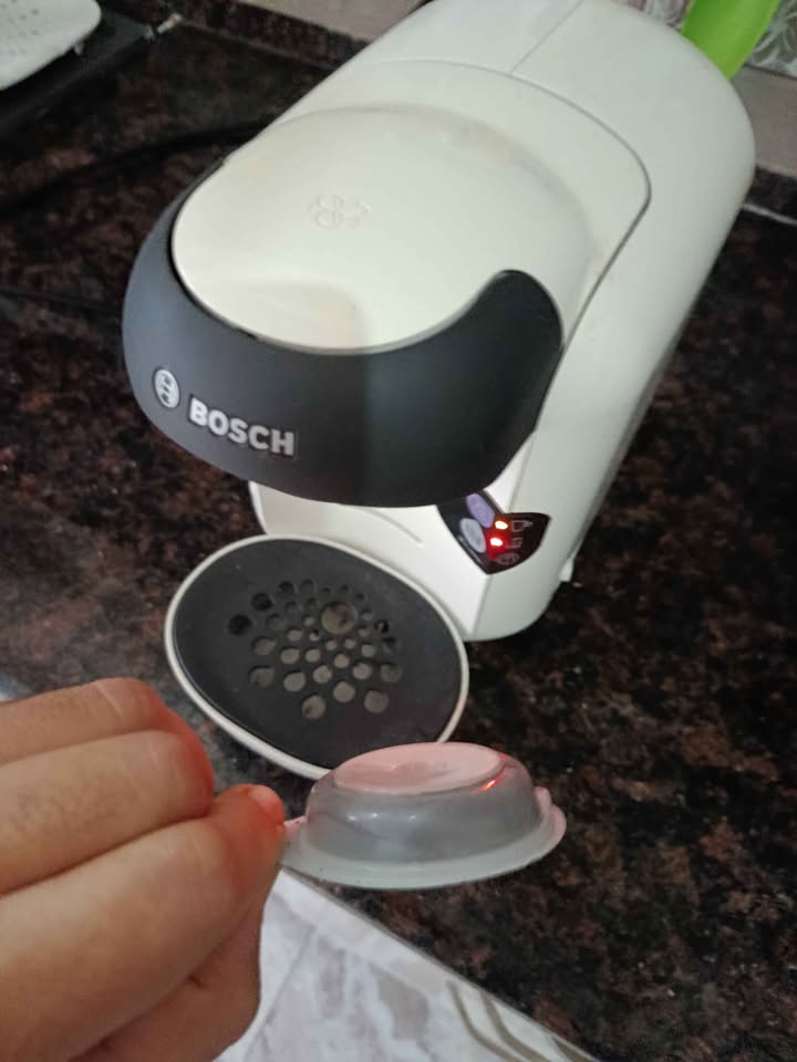 cafetiere-bosch-avec-tasse-de-cafe-cremeux