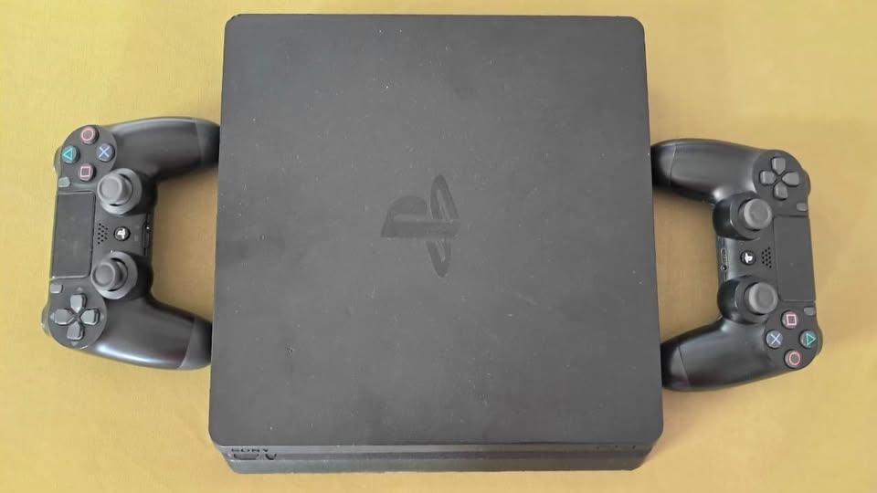 console-ps4-slim-occasion-tres-propre-tunisie