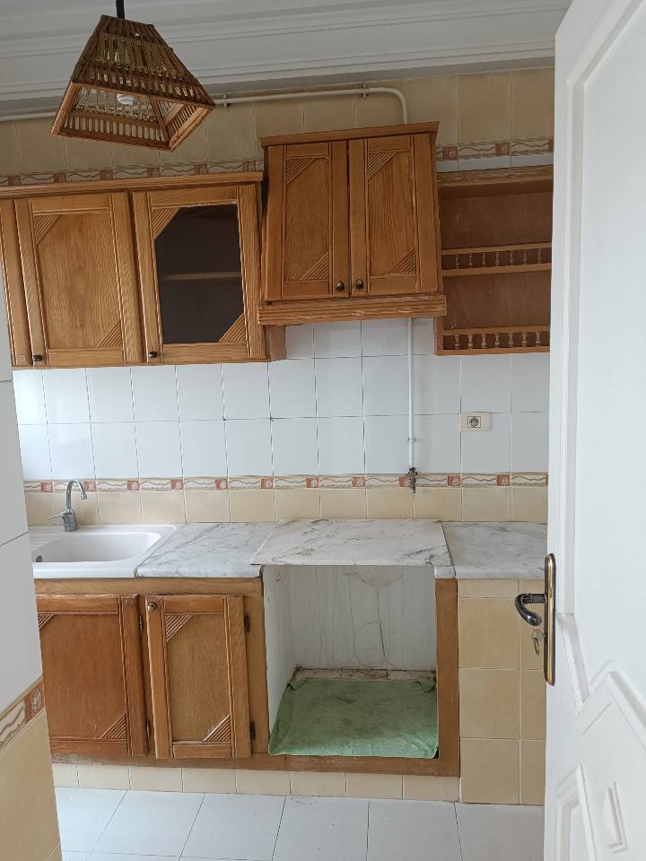 cuisine-appartement-s1-ennasr-1-meubles-bois-plan-de-travail-marbre