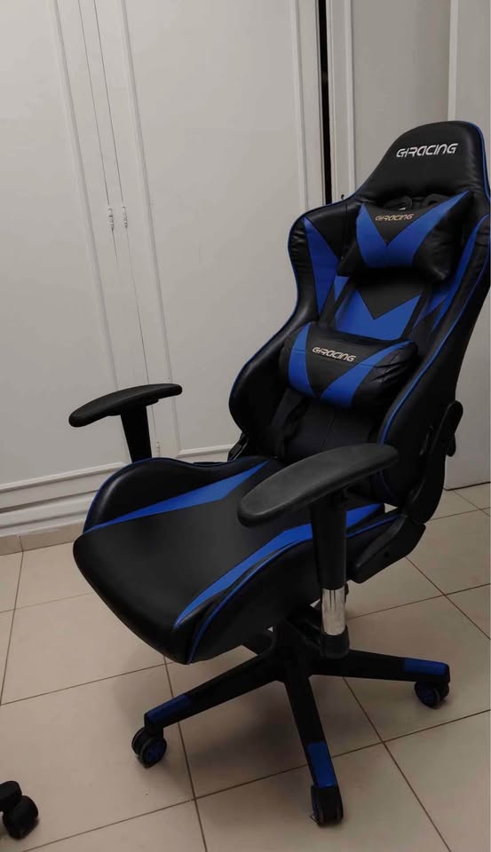 fauteuil-gamer-avec-coussin-lombaire