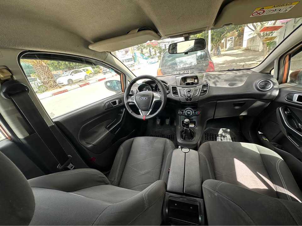 ford-fiesta-2014-habitacle-tableau-de-bord