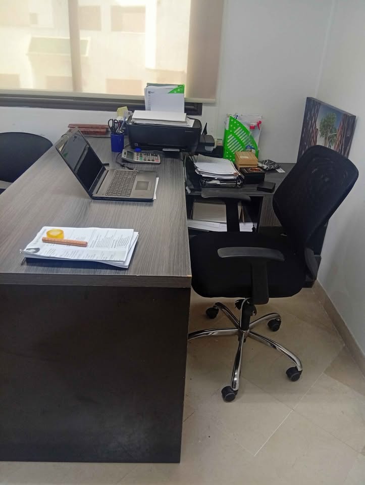 grand-bureau-travail-bois-gris-occasion-tunis