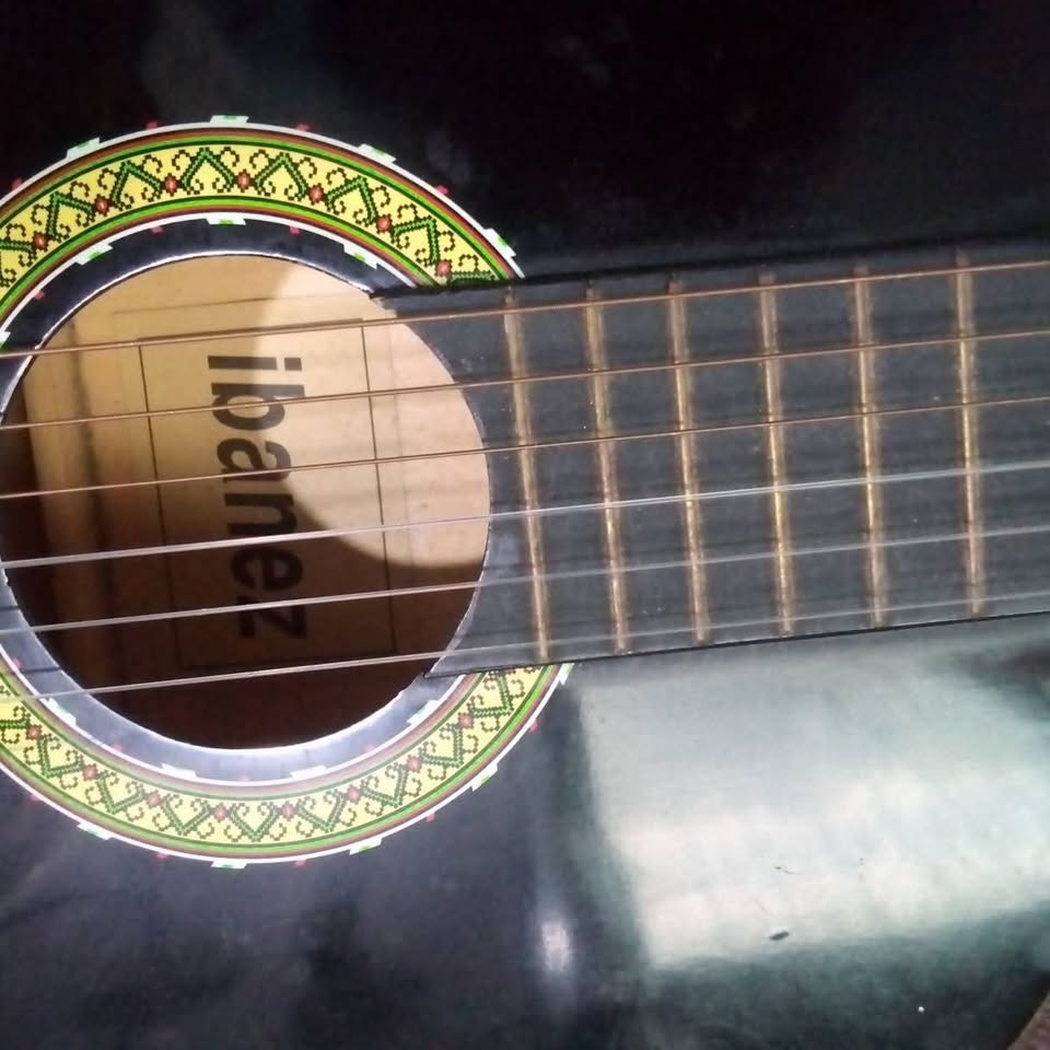 guitare-ibanez-noire-pas-chere-70-dinars