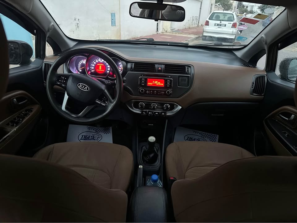 kia-rio-2012-interieur-propre-occasion-ariana