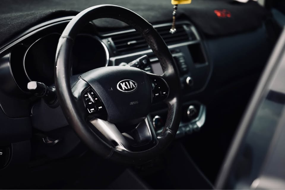 kia-rio-3-coupe-interieur-noir-gris-bien-entretenue