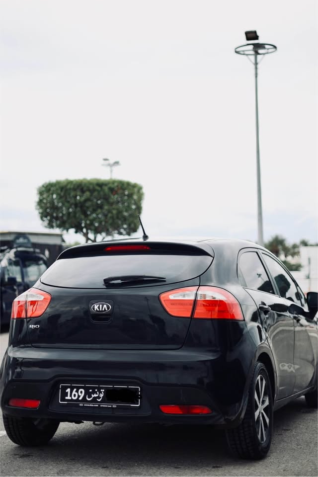 kia-rio-3-coupe-noire-exterieur-arriere-occasion-tunis
