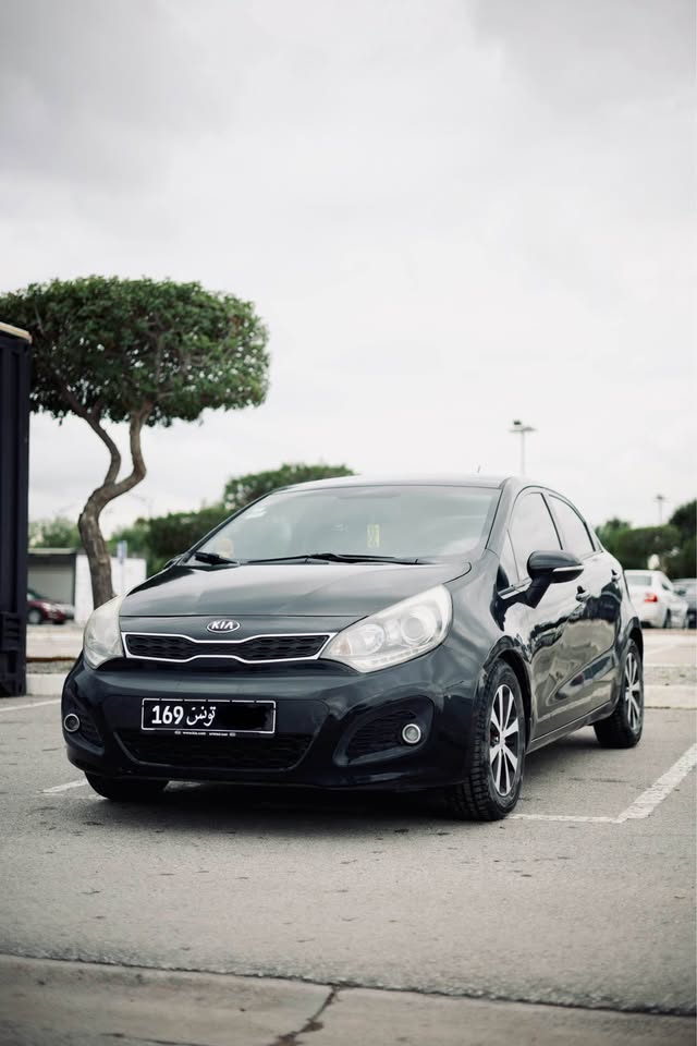 kia-rio-3-coupe-noire-exterieur-avant-occasion-tunisie