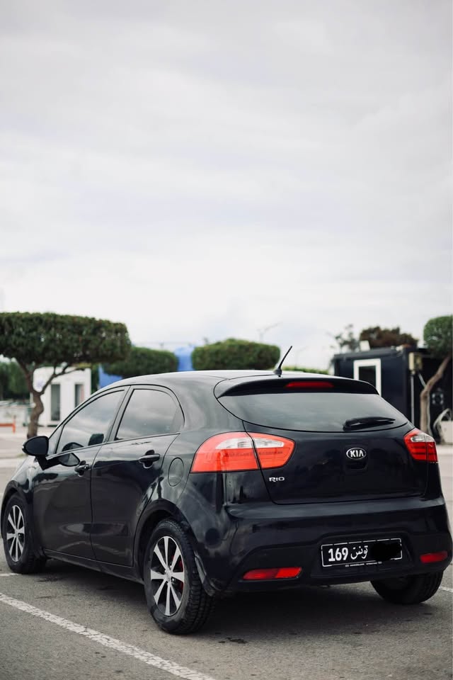 kia-rio-3-coupe-noire-profil-lateral-voiture-occasion-tunis