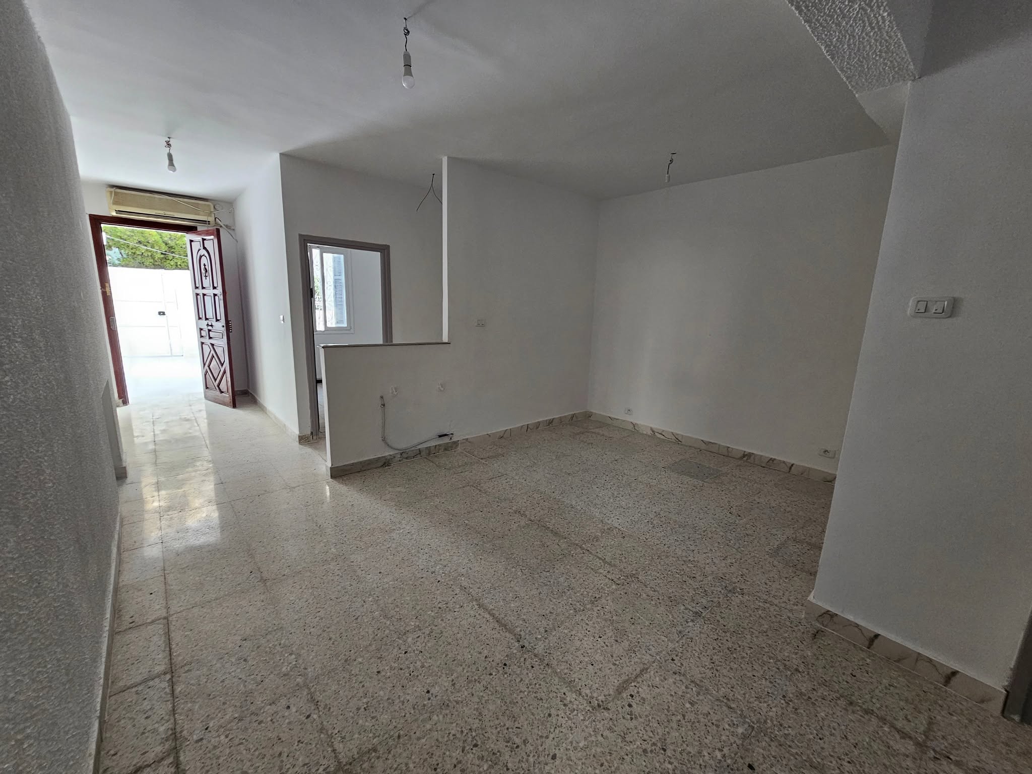 location-bureau-rez-de-chaussee-el-menzah-5-salon-accueil