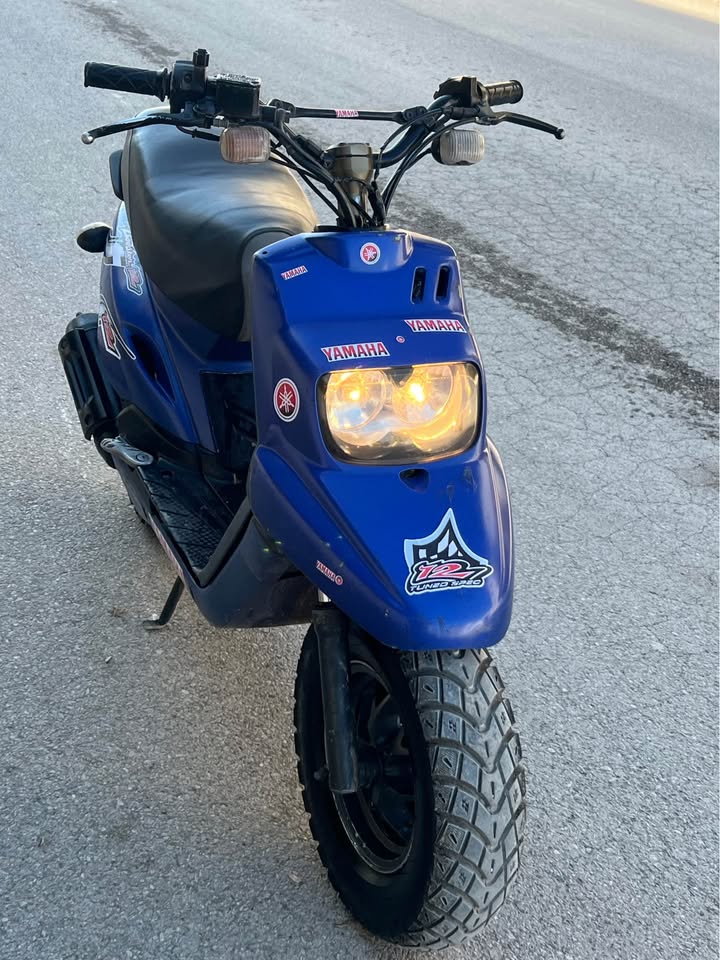 moto-yamaha-booster-scooter-urbain-ariana