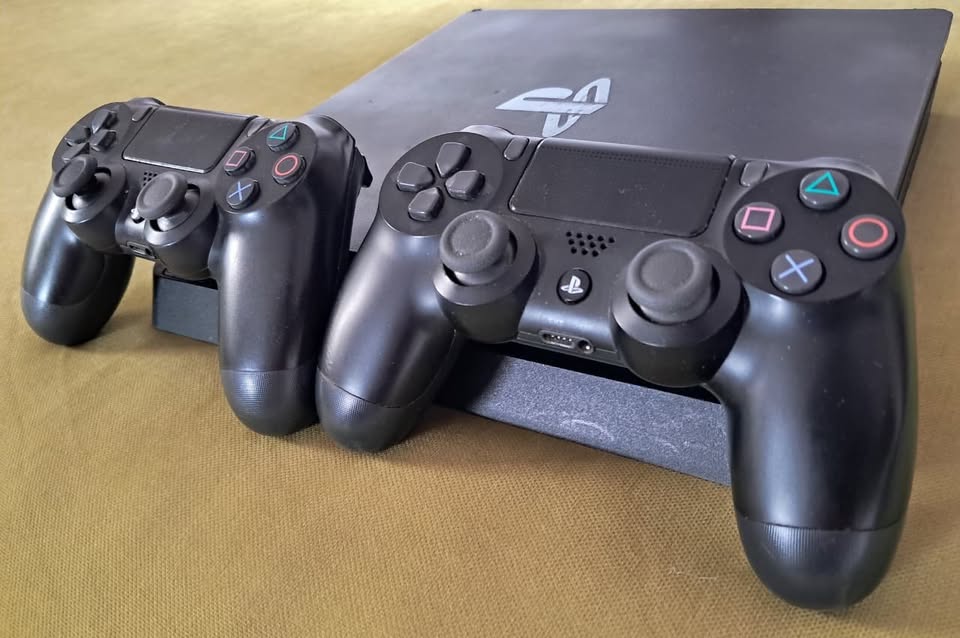 ps4-slim-avec-15-jeux-installes-fc26-gta5-god-of-war