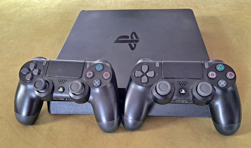 ps4-slim-patchee-2-manettes-v2-tunis