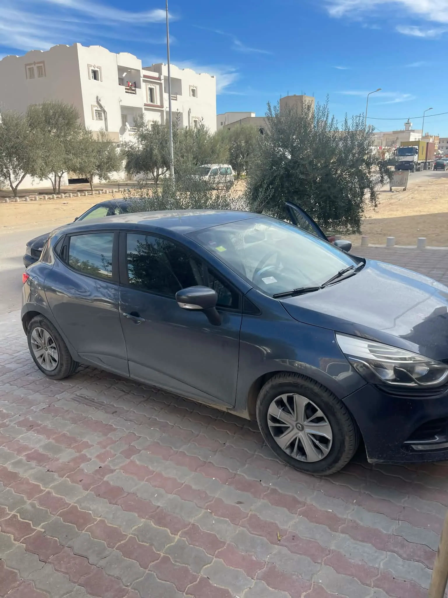 renault-clio-4-2019-gris-profil-gauche-berline-5-portes