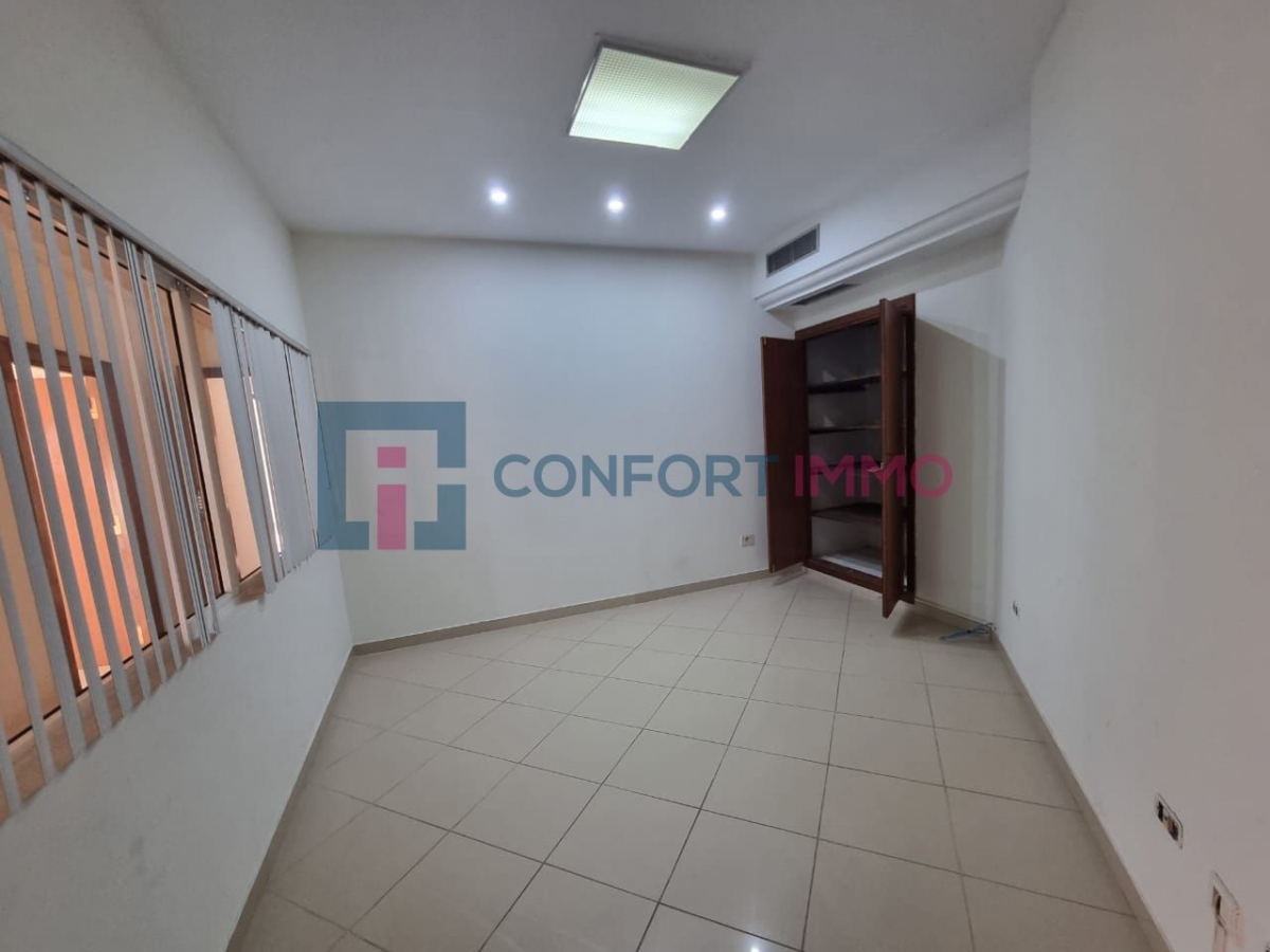 salle-de-reunion-equipee-bureau-359m2-lac1