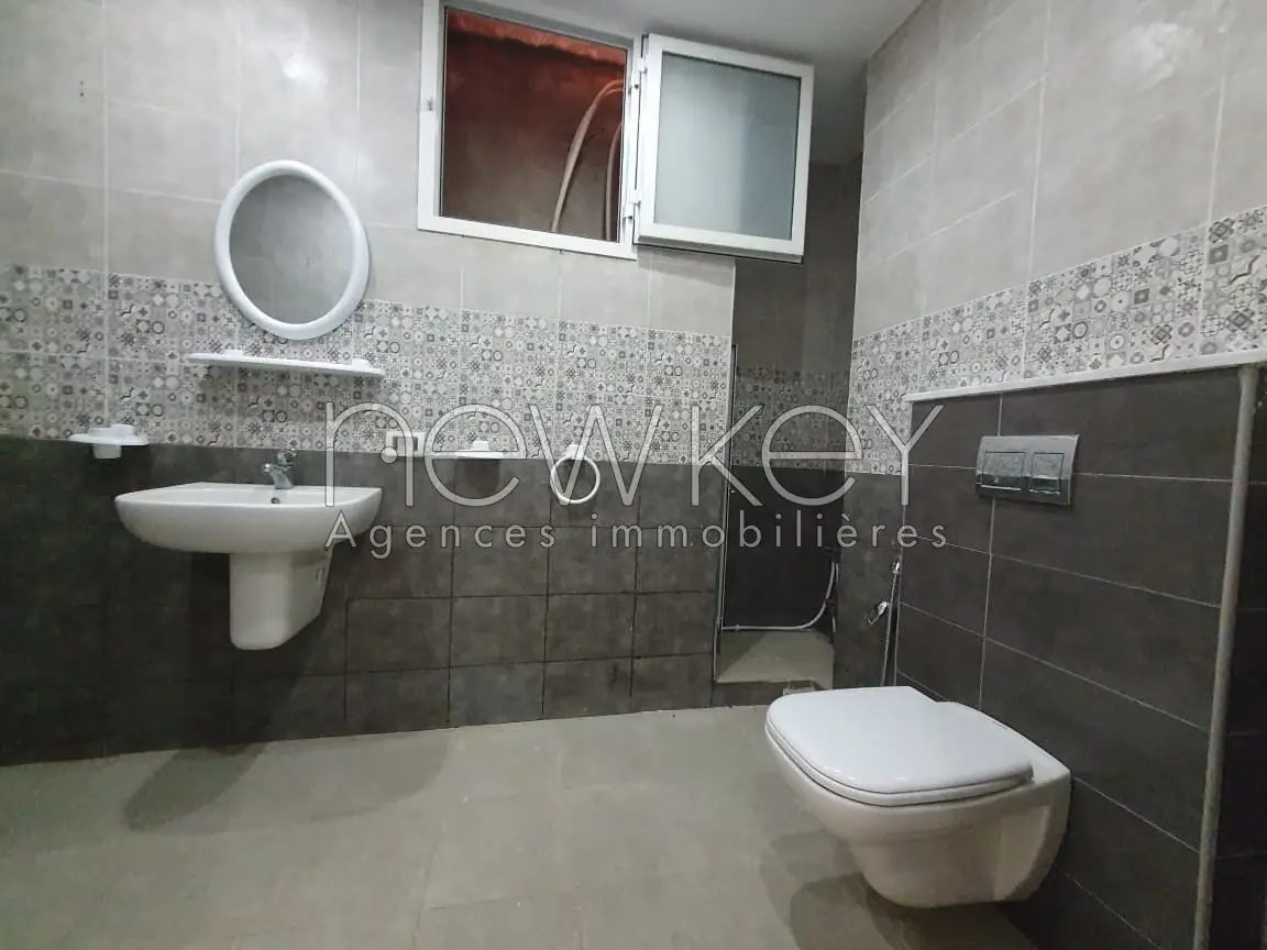 salle-eau-bureau-a-louer-aouina-taieb-mhiri