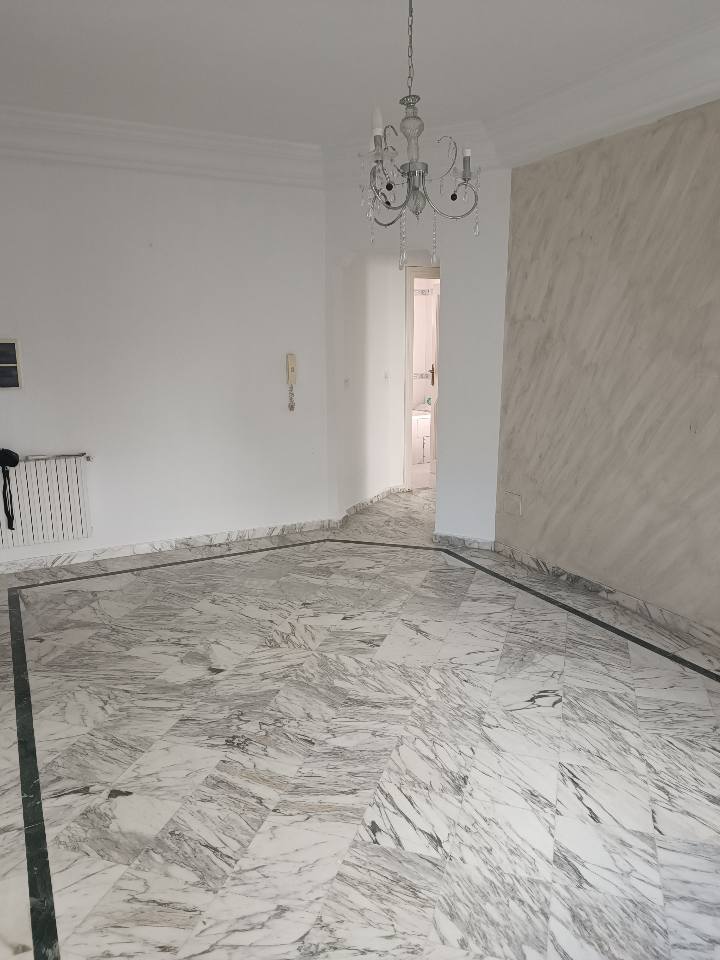 salon-marbre-appartement-s1-location-ennasr-1-balcon-climatisation