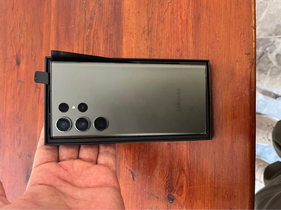 samsung-s23-ultra-256go-12go-arriere-en-main-mnihla