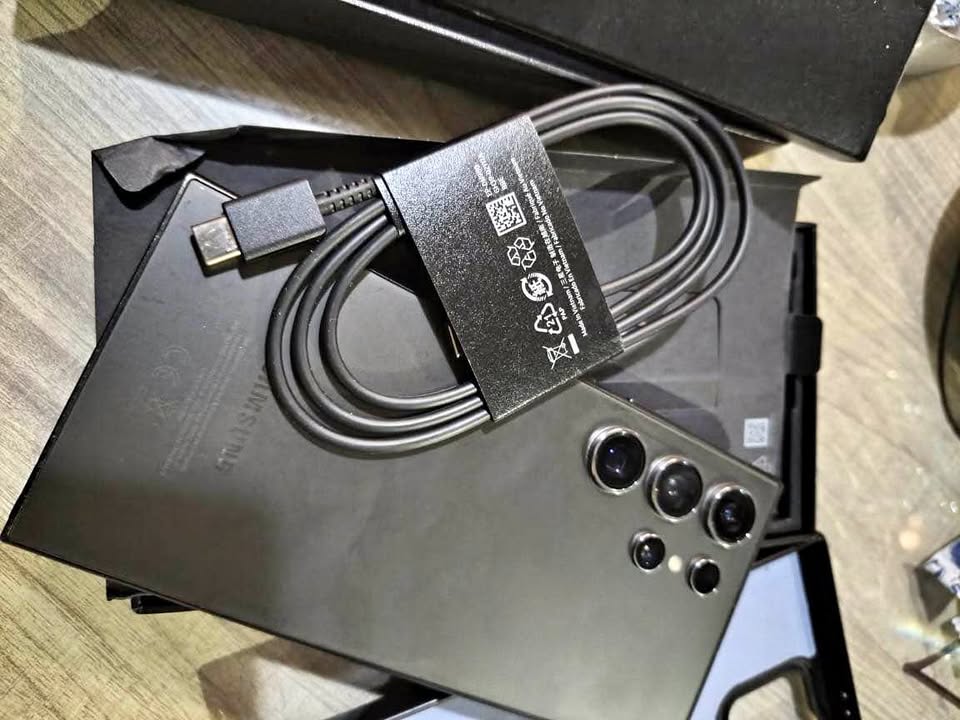 samsung-s24-ultra-12-256-noir-sahline-face-dorsale