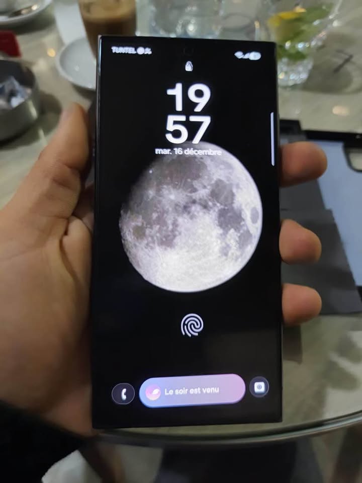 smartphone-samsung-s24-ultra-noir-vue-ecran-allume