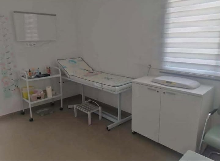 table-examen-avec-escabeau