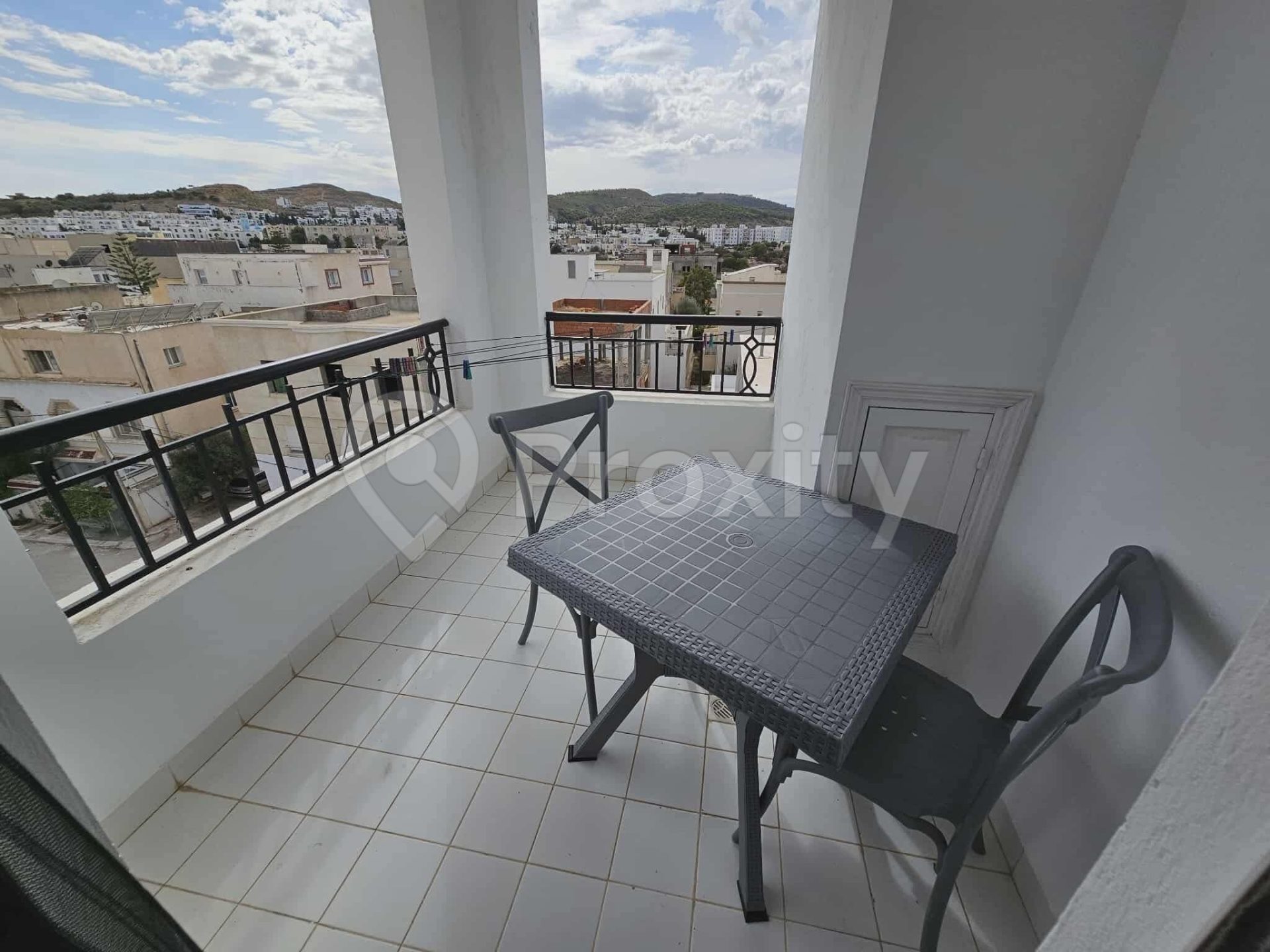 balcon-table-chaises-vue-ville-riadh-el-andalous